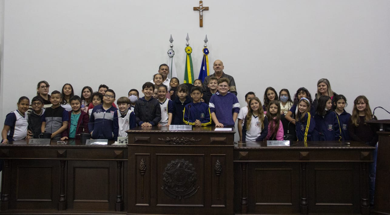 ALUNOS DA ESCOLA MUNICIPAL PROFESSORA ANTONICA VISITAM A CÂMARA