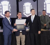 CÂMARA ENTREGA HONRARIAS A SÉRGIO ONOFRE E SUA MÃE, DONA CIDA