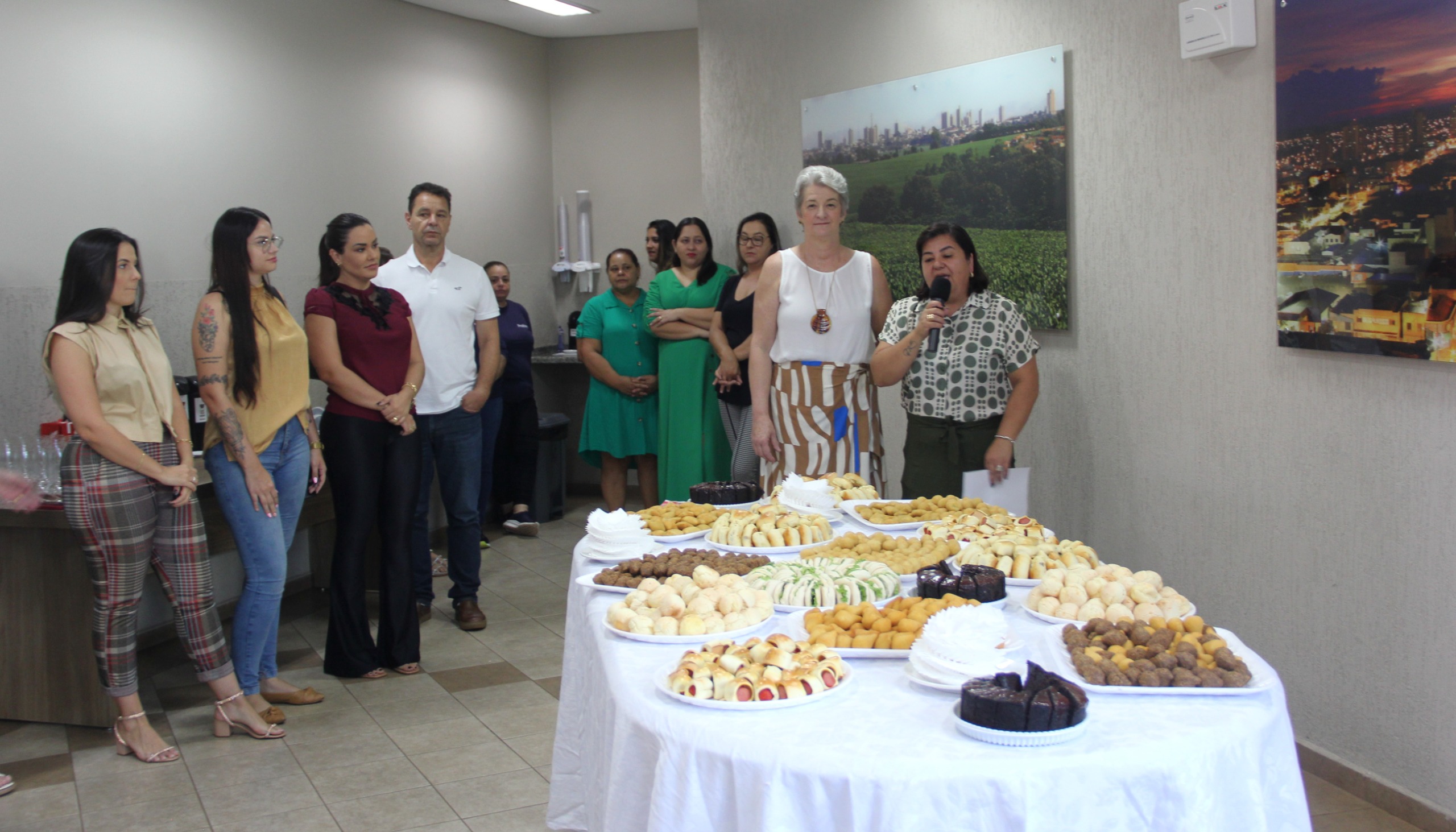 CÂMARA OFERECE CAFÉ DA MANHÃ PELA PASSAGEM DO DIA DA MULHER