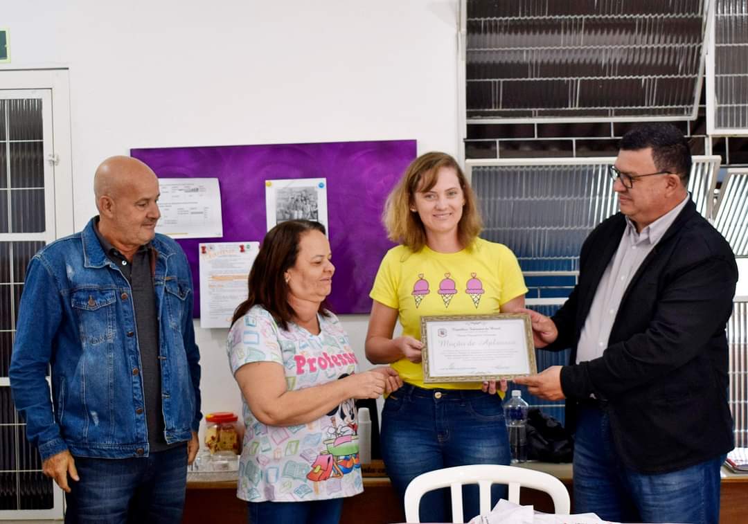 Professora municipal recebe Moção de Aplausos do Legislativo araponguense.